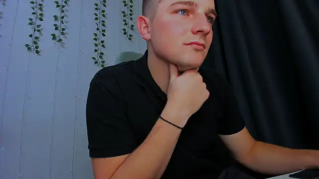 Snapshot of Your_Claddagh chatting on 10/25/25, 05:04 Your Claddagh online show from 10/25/25, 05:04