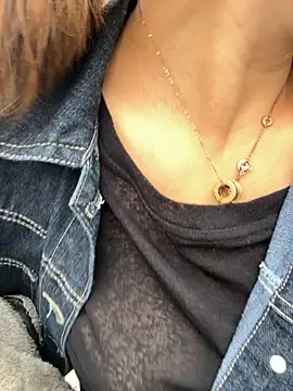 Snapshot of feifei_521 chatting on 09/09/25, 02:33 feifei 521 online show from 09/09/25, 02:33