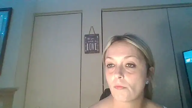 Snapshot of Candykissesxoxo chatting on 10/11/25, 05:50 Candykissesxoxo online show from 10/11/25, 05:50