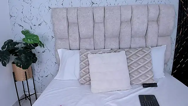 Snapshot of Laura_Ivy chatting on 11/11/25, 01:00 Laura Ivy online show from 11/11/25, 01:00