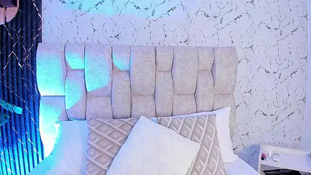 Laura Ivy online show from 04/11/26, 12:42