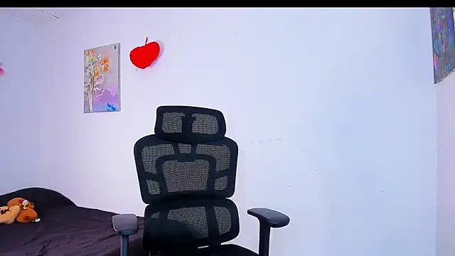 Laura Ivy online show from 06/24/26, 12:59