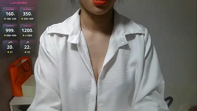 Snapshot of Voyerra_g chatting on 10/15/25, 03:17 Voyerra g online show from 10/15/25, 03:17