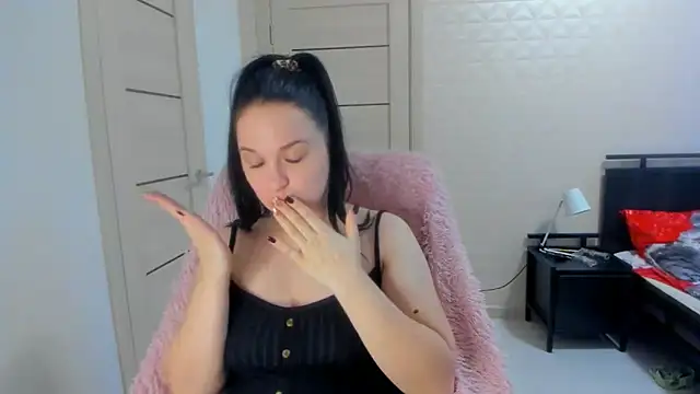 Snapshot of VoxxAura chatting on 12/17/25, 12:55 VoxxAura online show from 12/17/25, 12:55