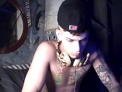 Snapshot of crisrummer chatting on 10/21/25, 12:28 crisrummer online show from 10/21/25, 12:28