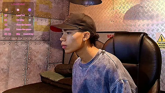 Snapshot of AlanCutee chatting on 09/17/25, 11:23 AlanCutee online show from 09/17/25, 11:23