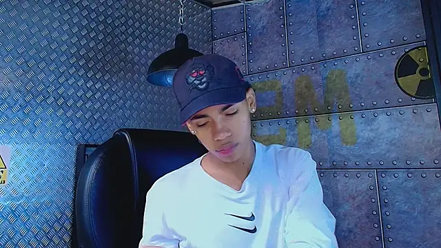 Snapshot of AlanCutee chatting on 09/24/25, 11:24 AlanCutee online show from 09/24/25, 11:24