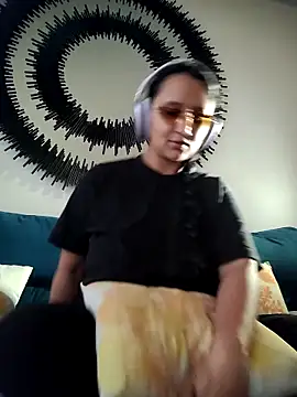 Snapshot of Esmeralda333 chatting on 02/24/26, 11:52 Esmeralda333 online show from 02/24/26, 11:52