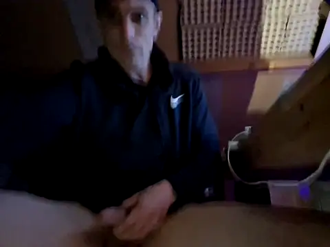 Snapshot of kompiee chatting on 10/23/25, 04:01 kompiee online show from 10/23/25, 04:01