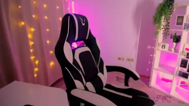 Snapshot of BagiraBella chatting on 11/03/25, 01:19 BagiraBella online show from 11/03/25, 01:19