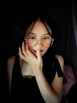 Snapshot of saronla_03 chatting on 10/27/25, 03:49 saronla 03 online show from 10/27/25, 03:49