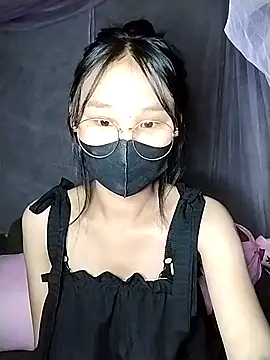 Snapshot of saronla_03 chatting on 10/31/25, 04:30 saronla 03 online show from 10/31/25, 04:30