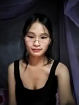 Snapshot of saronla_03 chatting on 11/11/25, 04:07 saronla 03 online show from 11/11/25, 04:07