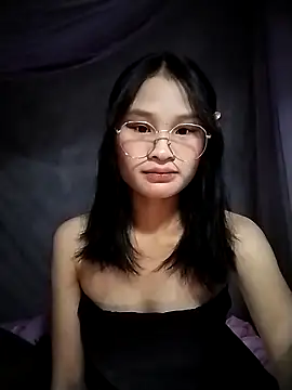 Snapshot of saronla_03 chatting on 11/12/25, 03:23 saronla 03 online show from 11/12/25, 03:23