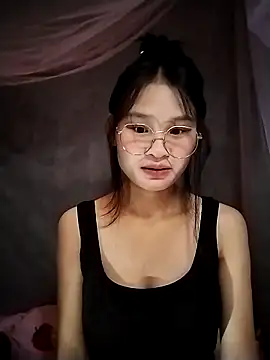 Snapshot of saronla_03 chatting on 11/14/25, 02:32 saronla 03 online show from 11/14/25, 02:32