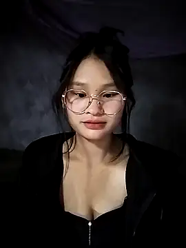 Snapshot of saronla_03 chatting on 11/24/25, 03:23 saronla 03 online show from 11/24/25, 03:23