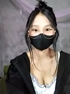 Snapshot of saronla_03 chatting on 11/27/25, 02:24 saronla 03 online show from 11/27/25, 02:24