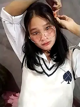 Snapshot of saronla_03 chatting on 11/29/25, 02:47 saronla 03 online show from 11/29/25, 02:47