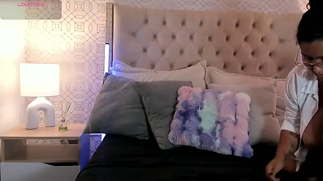 BellaNixs online show from 11/16/25, 03:23