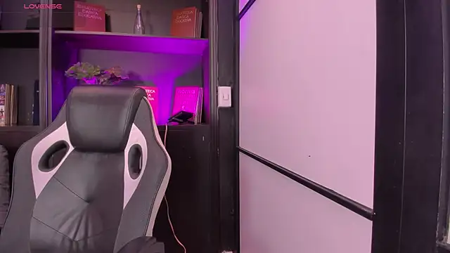 SamaraAnders  online show from 11/30/25, 05:33