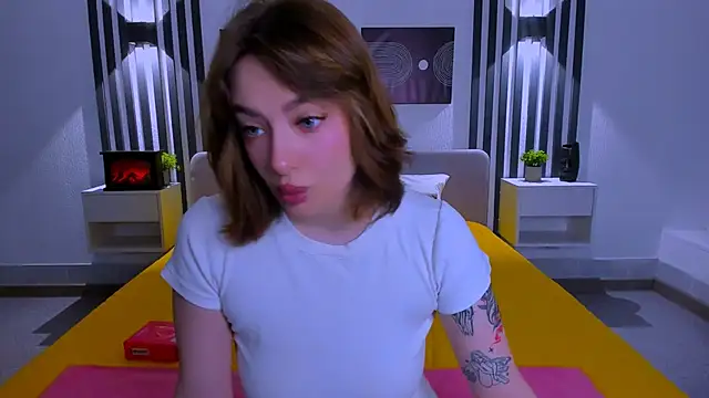 Snapshot of Emily_Tylerr chatting on 02/19/26, 01:01 Emily Tylerr online show from 02/19/26, 01:01