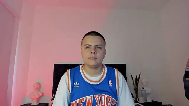 Snapshot of NoahLux chatting on 09/18/25, 08:11 NoahLux online show from 09/18/25, 08:11