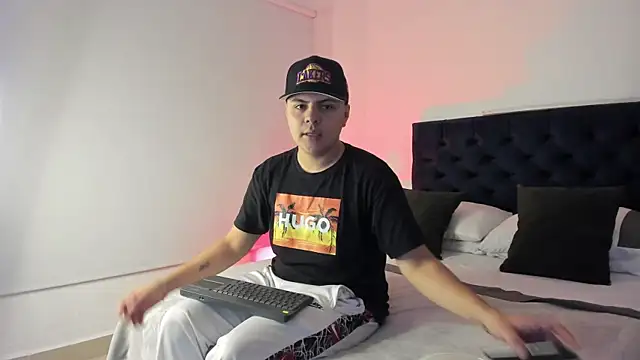 Snapshot of NoahLux chatting on 10/01/25, 07:31 NoahLux online show from 10/01/25, 07:31