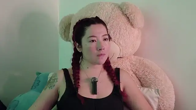 lunnaa  online show from 11/18/25, 03:34