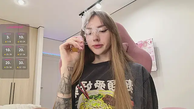 Snapshot of Lunainnk chatting on 09/22/25, 12:23 Lunainnk online show from 09/22/25, 12:23