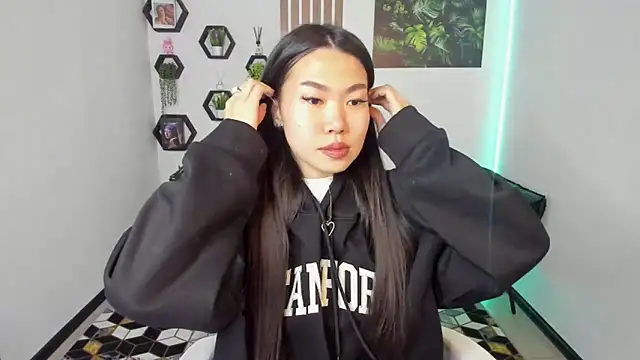 LunaPurrr online show from 11/26/25, 01:17