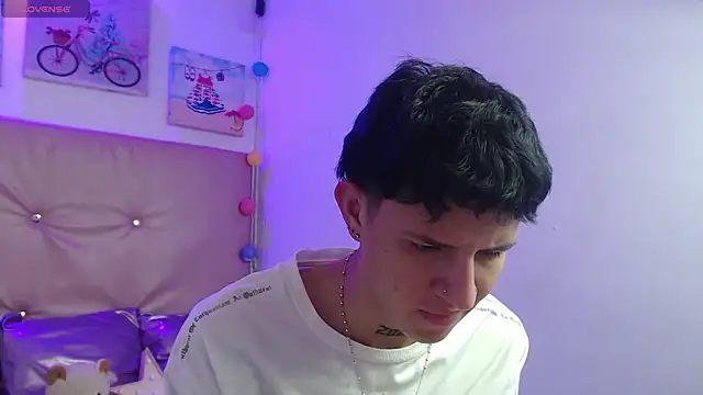 Snapshot of iam_lukas__ chatting on 12/15/25, 06:45 iam lukas online show from 12/15/25, 06:45