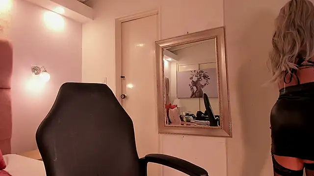 Snapshot of aishathornee chatting on 11/07/25, 09:37 aishathornee online show from 11/07/25, 09:37