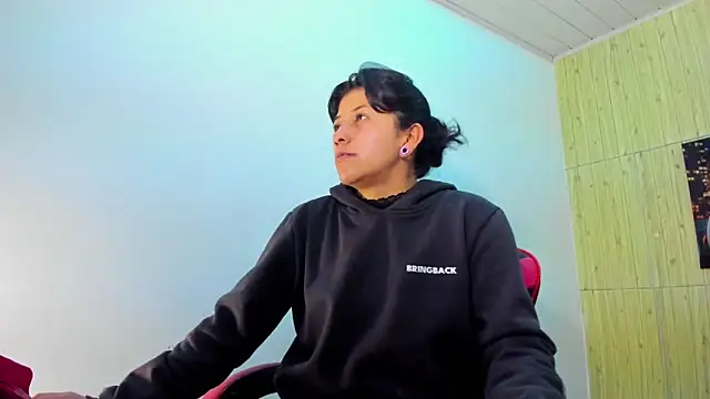 Snapshot of Raven_Rouge_ chatting on 10/22/25, 04:13 Raven Rouge online show from 10/22/25, 04:13