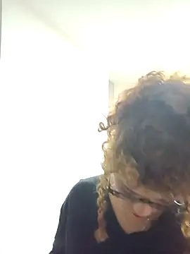 Snapshot of Vikyvoyeur chatting on 09/23/25, 02:47 Vikyvoyeur online show from 09/23/25, 02:47