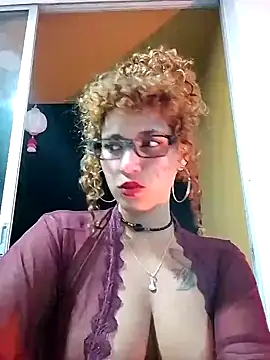 Snapshot of Vikyvoyeur chatting on 09/25/25, 01:09 Vikyvoyeur online show from 09/25/25, 01:09