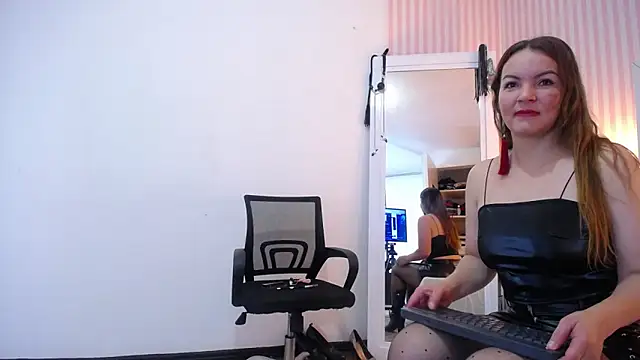 ViictoriaJones  online show from 10/28/25, 12:52