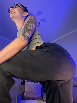 Snapshot of bigJuicyPussy chatting on 10/03/25, 01:30 bigJuicyPussy online show from 10/03/25, 01:30