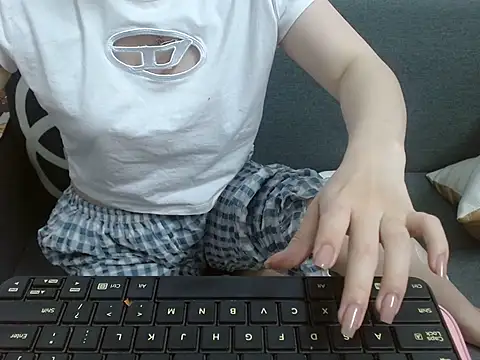 Snapshot of Lamoon_2k chatting on 10/21/25, 12:55 Lamoon 2k online show from 10/21/25, 12:55