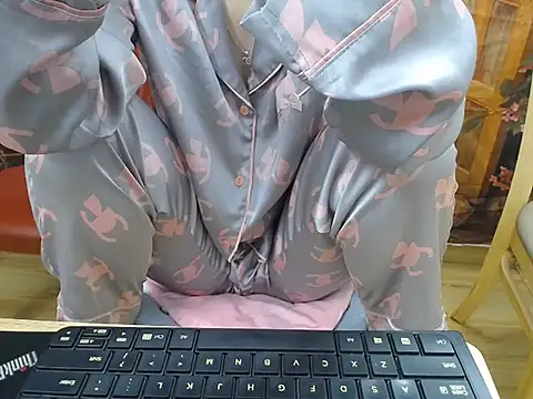 Snapshot of Lamoon_2k chatting on 10/24/25, 01:03 Lamoon 2k online show from 10/24/25, 01:03