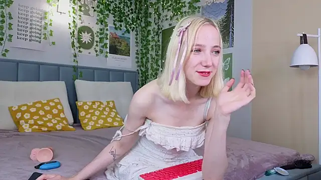 EmmaNovak online show from 10/06/25, 12:13