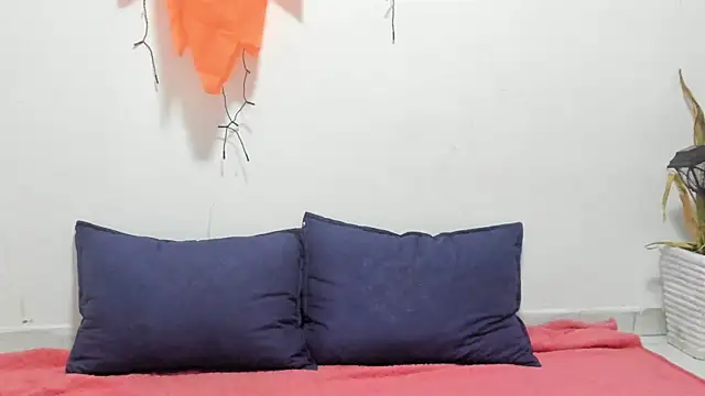  Miaa khalifa  online show from 10/31/25, 12:39