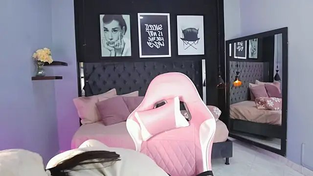 Snapshot of kitty_collins_ chatting on 11/12/25, 12:05 kitty collins online show from 11/12/25, 12:05