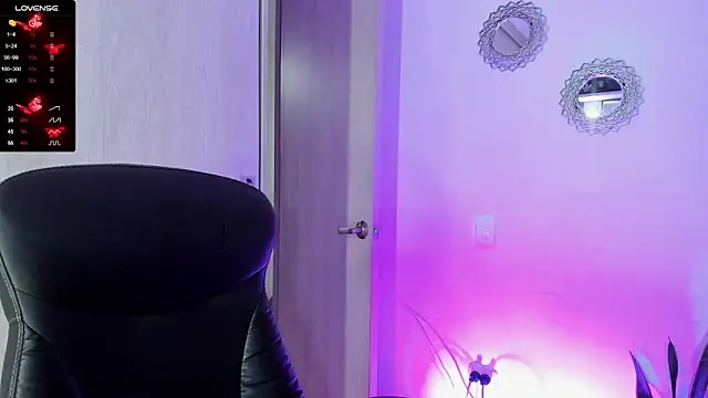 Snapshot of bella_thorne3 chatting on 11/19/25, 11:05 bella thorne3 online show from 11/19/25, 11:05