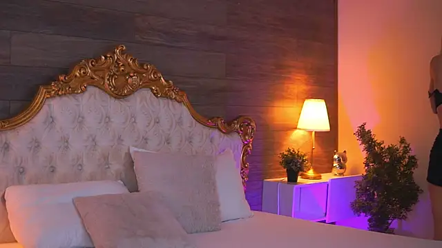 EllieRedd online show from 11/18/25, 05:45