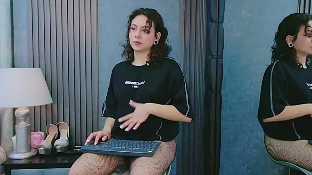 Snapshot of AtheneaCross chatting on 11/29/25, 08:01 AtheneaCross online show from 11/29/25, 08:01