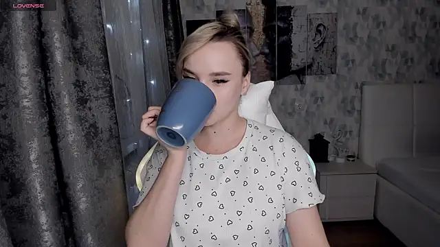 KiraKrox online show from 10/30/25, 08:53