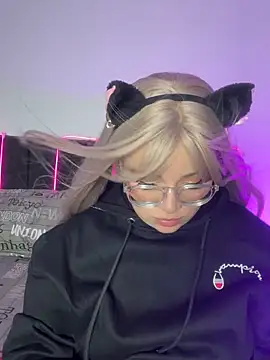 Snapshot of Annie_Grosse chatting on 09/18/25, 08:55 Annie Grosse online show from 09/18/25, 08:55