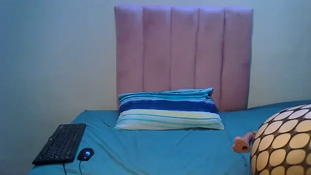 Snapshot of RoxyLuv77 chatting on 10/16/25, 10:44 RoxyLuv77 online show from 10/16/25, 10:44