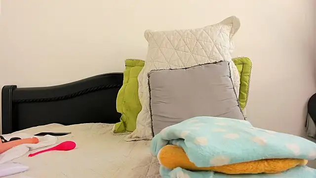 Snapshot of Sarah-w chatting on 06/24/26, 01:32 Sarah-w online show from 06/24/26, 01:32