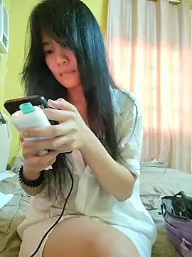 Snapshot of YayeeShow chatting on 11/24/25, 01:33 YayeeShow online show from 11/24/25, 01:33